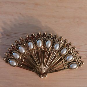 Gold-Tone Fan Brooch with 10 Oval Pearlesque Stones. Unsigned